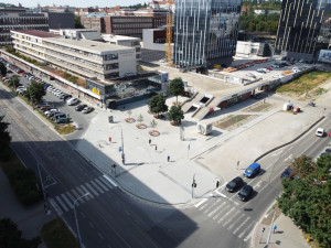 Brno upravilo nároží Šumavské a Kounicovy. U křižovatky si lidé odpočinou