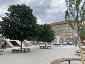 Brno upravilo nároží Šumavské a Kounicovy. U křižovatky si lidé odpočinou