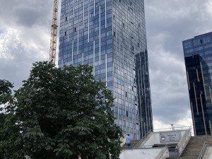 Brno upravilo nároží Šumavské a Kounicovy. U křižovatky si lidé odpočinou