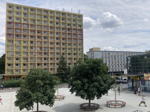 Brno upravilo nároží Šumavské a Kounicovy. U křižovatky si lidé odpočinou