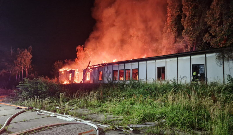 Hasiči v Praze zasahovali u nočního požáru