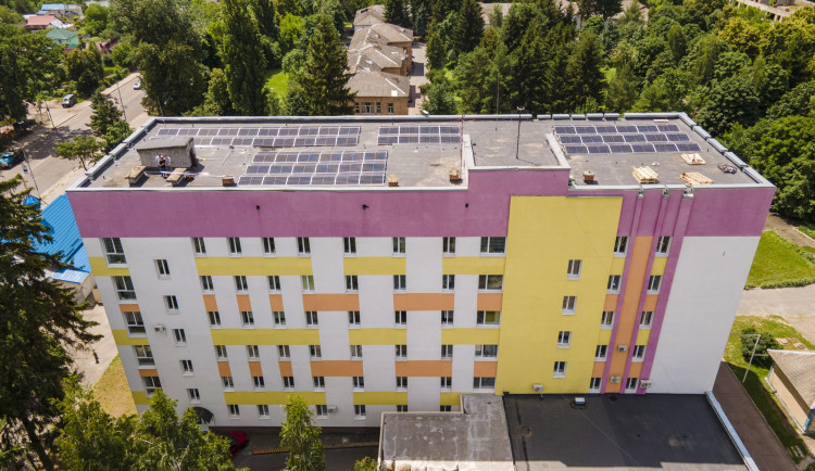 Aktivisté z Brna pomohli ukrajinské nemocnici. Na střechu postavili solární elektrárnu