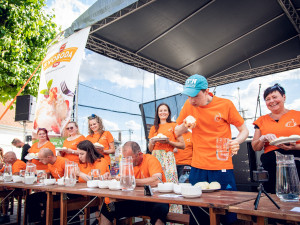Na Brněnsko přijelo tisíce milovníků meruněk. Mlaskají nad knedlíky i pivem