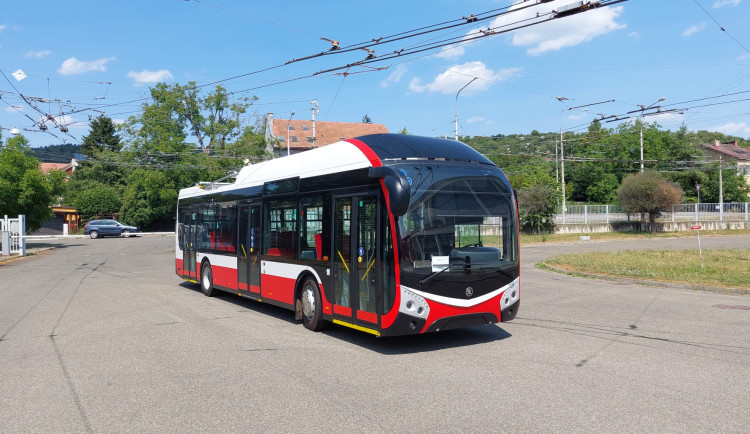 Brno má nové trolejbusy s klimatizací. Část trasy ujedou i na baterie