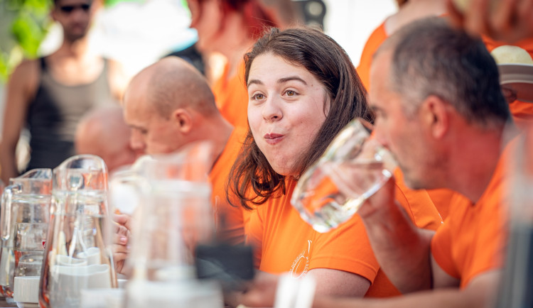 Na Brněnsko přijelo tisíce milovníků meruněk. Mlaskají nad knedlíky i pivem 