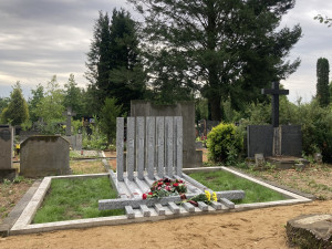 V Brně obnovili náhrobek rodiny Neumarků. Historie je i naše ostuda, míní organizátoři