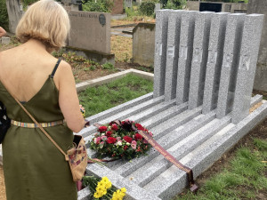 V Brně obnovili náhrobek rodiny Neumarků. Historie je i naše ostuda, míní organizátoři