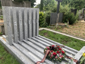 V Brně obnovili náhrobek rodiny Neumarků. Historie je i naše ostuda, míní organizátoři