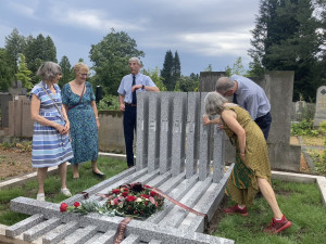 V Brně obnovili hrob rodiny Neumarků. Historie je i naše ostuda, míní organizátoři