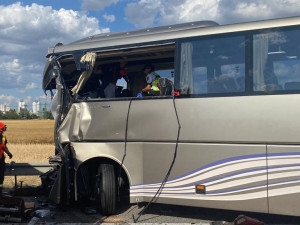 Při srážce dvou autobusů na dálnici u Brna se zranily desítky lidí. Jeden řidič zemřel