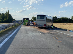Při srážce dvou autobusů na dálnici u Brna se zranily desítky lidí. Jeden řidič zemřel