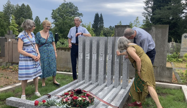 Do Brna přijela i pravnoučata Paula Neumarka. Zleva: Sally Pickelsová, Clare Whittle, Jim Newmark a Richard Newmark.