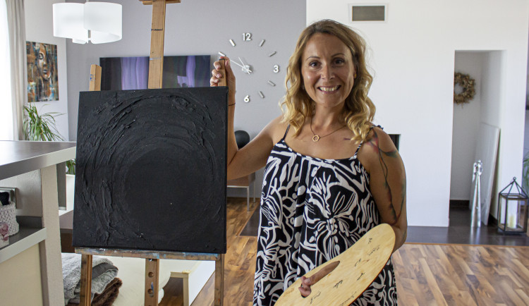 Zabalila práci v kanceláři a splnila si sen, dnes je z ní uznávaná malířka a lektorka