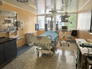 Ve znojemské nemocnici vyhodili padesát let staré postele a koupili stovky nových lůžek