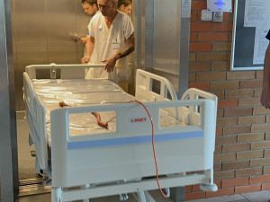 Ve znojemské nemocnici vyhodili padesát let staré postele a koupili stovky nových lůžek