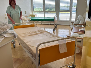 Ve znojemské nemocnici vyhodili padesát let staré postele a koupili stovky nových lůžek