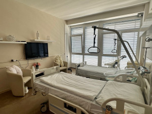 Ve znojemské nemocnici vyhodili padesát let staré postele a koupili stovky nových lůžek