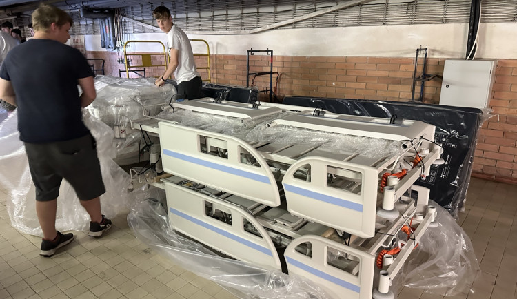 Ve znojemské nemocnici vyhodili padesát let staré postele a koupili stovky nových lůžek