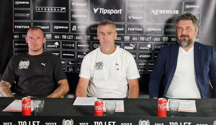 Kapitán Jakub Řezníček, trenér Luděk Klusáček a sportovní manažer Zdeněk Psotka