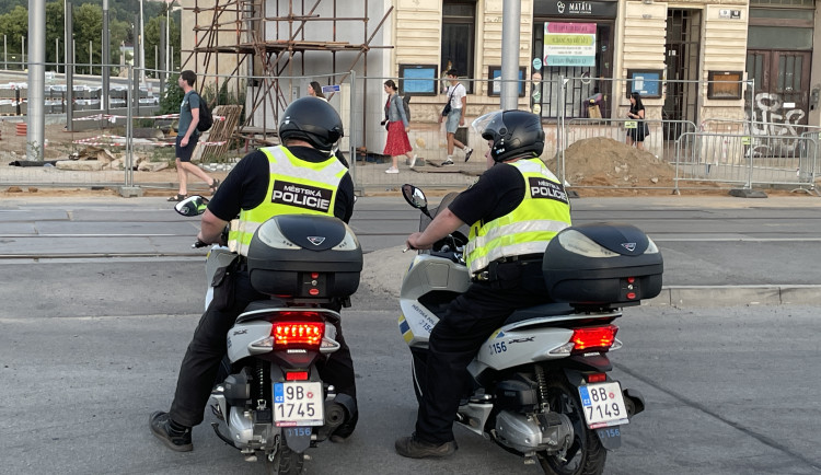 Do růžových kol se nekope, kárali teenagery v Brně strážníci a odměnili je pokutou