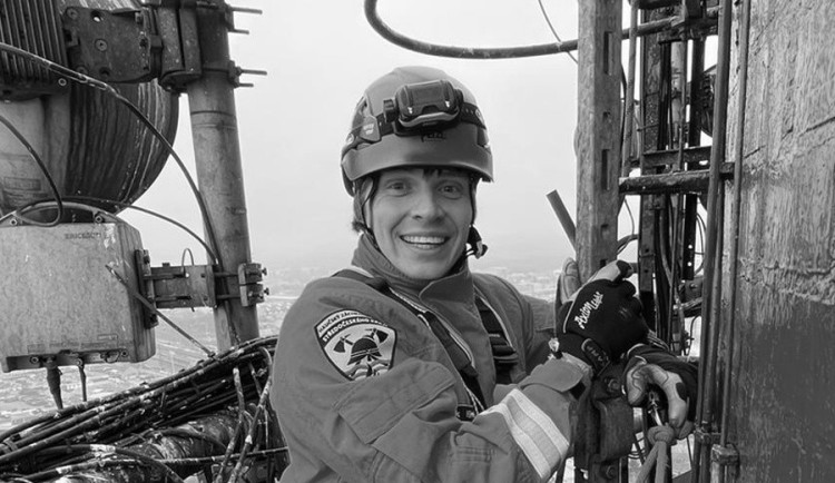 Cesta k požáru se proměnila v tragédii. Zemřel mladý hasič