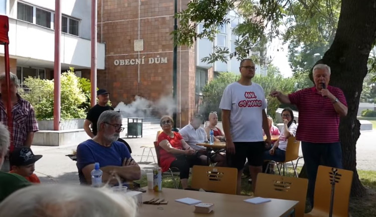 Komunisté vyvěsili vlajku s písmenem Z, pak padělali policejní usnesení o odložení případu