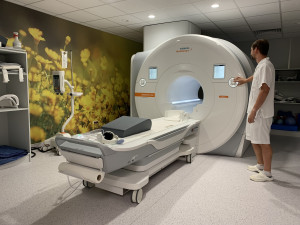 V brněnské nemocnici koupili nový přístroj. Urychlí vyšetření mozku