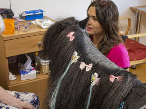 Koník Čenda dělá radost v domově pro seniory, má terapeutické účinky