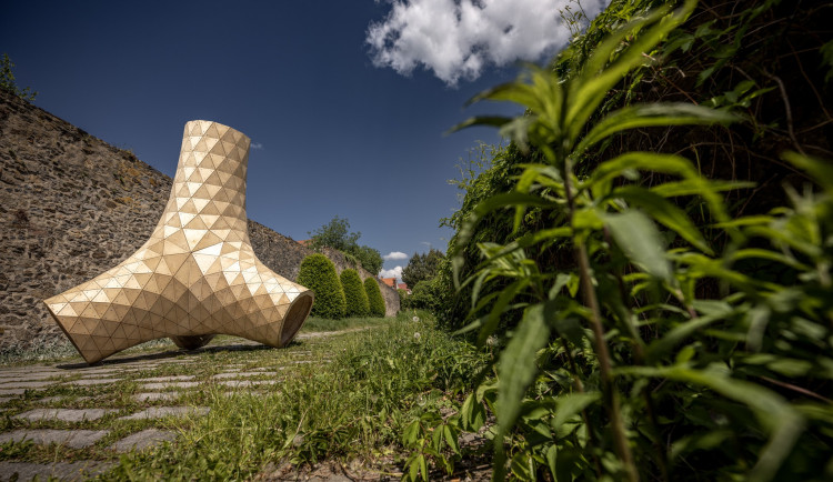 Z hradebního parkánu zmizela umělecká instalace, poničili ji vandalové. Co kamerové záznamy, ptají se občané