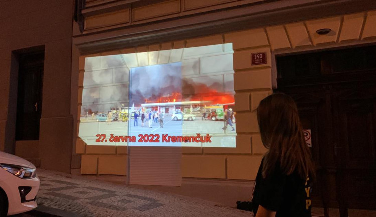 Aktivisté promítali film o válečných zločinech na dům rodiny ruského zbrojaře