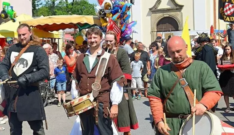 Na pouť za šermíři, na noční prohlídku zámku nebo na zmrzlinový festival. Kam o víkendu vyrazit?