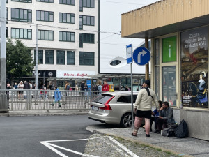Opilci z brněnského nádraží bránili lidem v cestě na vlak a zažehli ostrý konflikt