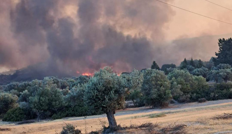 Vdechování škodlivin při požáru na Rhodu krátkodobě nevadí, tvrdí odborník z Brna