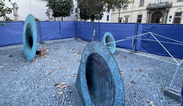 V Brně nainstalovali před radnici zelené kužely, které na náměstí vydrží padesát let