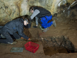 Archeology v Moravském krasu trápí záhadná destička. Neví, z které doby pochází