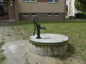 V Hodoníně opravují městské studny. Místní z pump čerpají vodu k zalívání