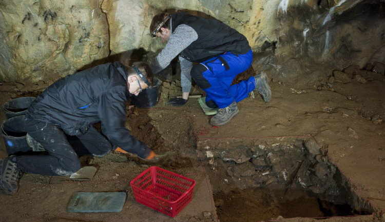 Archeology v Moravském krasu trápí záhadná destička. Neví, ze kdy pochází