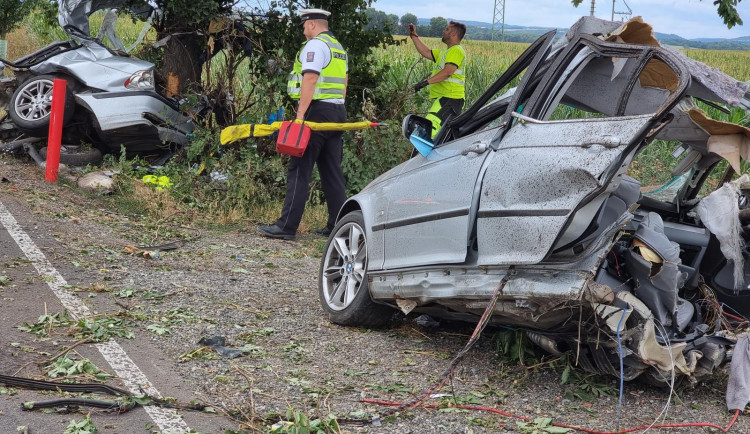 Řidič u Brna sjel ze silnice a narazil do stromu. Na místě zemřel
