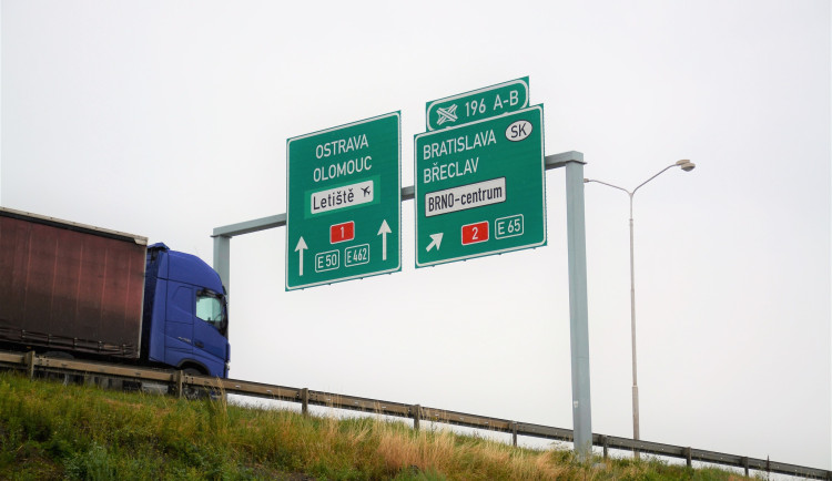 V Brně číhá nová dopravní past. Dělníci kopou na dálnici D1, aby měla šest pruhů