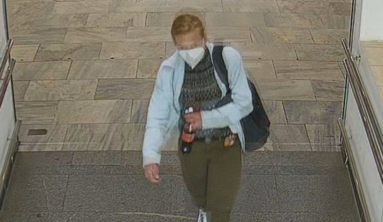 VIDEO: Žena ukradla u lékaře peněženku, pátrá po ní policie