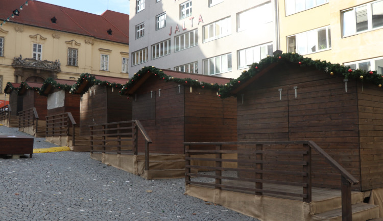 Před radnicí v Brně letos ubyde adventních stánkařů. Vystrnadily je mlžící kužely