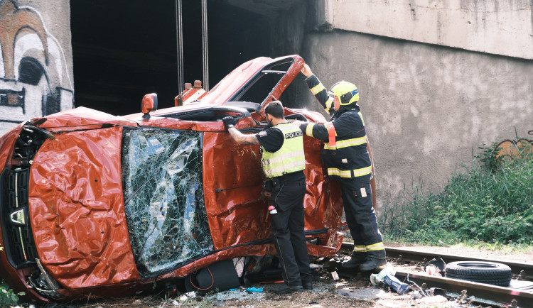 Sedmdesátiletá řidička spadla s autem z deseti metrů na koleje