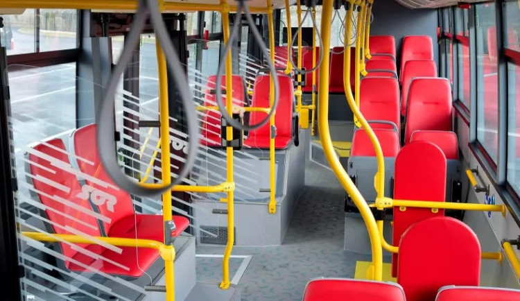 Chodec zemřel pod koly autobusu. Policie pátrá po dvou cestujících