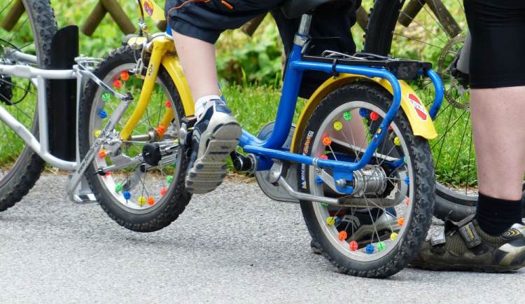 Muž v Brně srazil malého cyklistu, který se nerozhlédl a ani neměl helmu