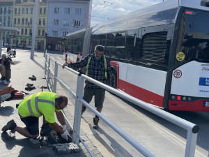 Konec nebezpečného přeskakování. V Brně po půl roce udělali díru v zábradlí