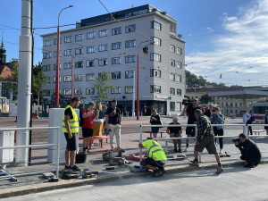 Konec nebezpečného přeskakování. V Brně po půl roce udělali díru v zábradlí