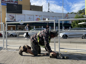Konec nebezpečného přeskakování. V Brně po půl roce udělali díru v zábradlí