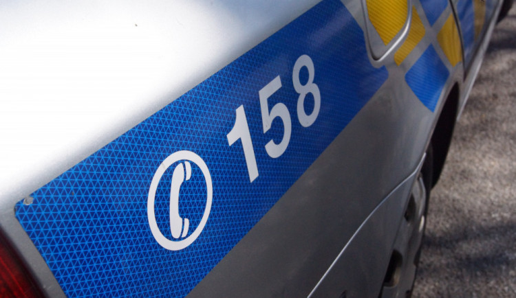 Na muže z Brněnska přišla policie, protože známou ohnul přes koleno a naplácal jí po zadku