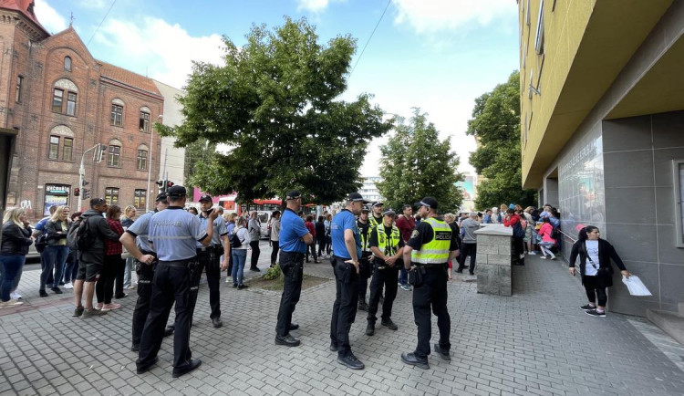 Zfetovaný muž z Brna napadl při čekání na dávky seniorku. Je jedno, co beru, bránil se