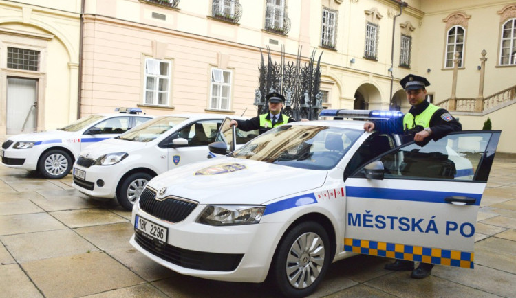 Šikanujete lidi, řval muž v Brně na strážníky, když mu vypnuli muziku
